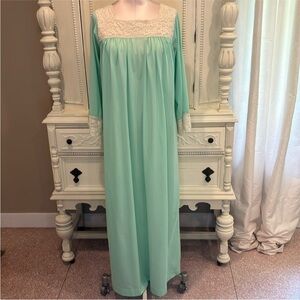 Vintage Colony Club Green Pastel Lace Bell
Sleeve Long Lingerie Nightie Caftan